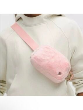 🆕- Lululemon Everywhere Belt Bag IL
Plush Fleece -Strawberry Milkshake